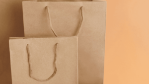 detalle de dos bolsas de papel reciclado