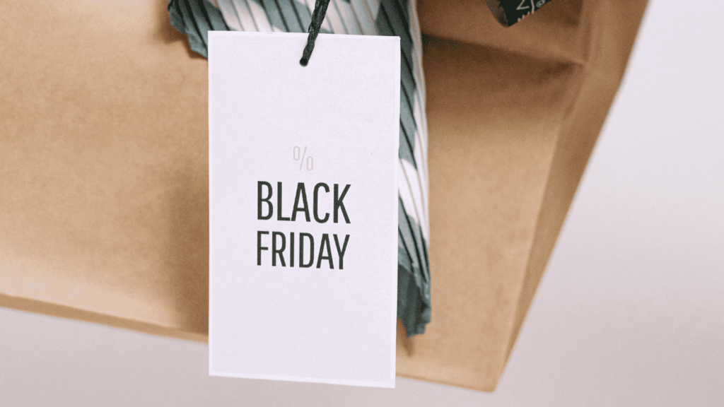 detalle de una pieza de ropa con la etiqueta Black Friday