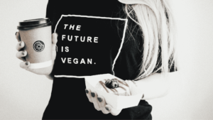 detalle de una chica con una camiseta con el eslogan The Future is Vegan