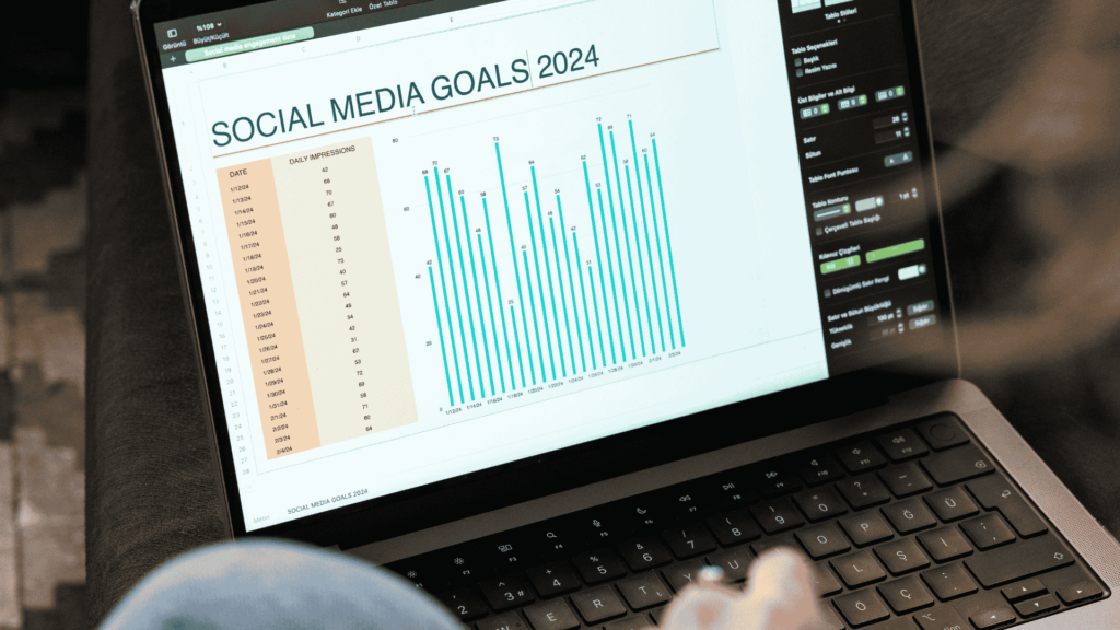 detalle de una persona revisando las métricas de la actividad de las redes sociales de su negocio