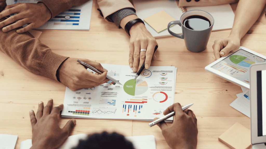 equipo de personas revisando las métricas de su negocio