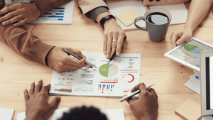 equipo de personas revisando las métricas de su negocio