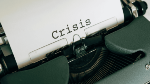 detalle de una máquina de escribir con la palabra escrita crisis