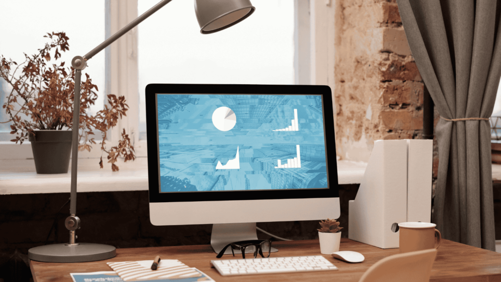 detalle de un escritorio con un ordenador trabajando en marketing digital