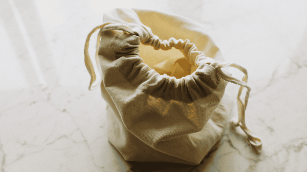 detalle de una bolsa de tela vacía