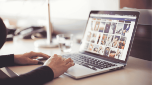 detalle de una persona con el ordenadora mirando las redes sociales