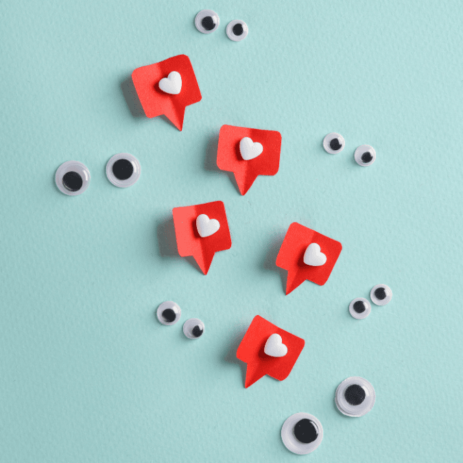 detalle de ojos y corazones simulando las redes sociales