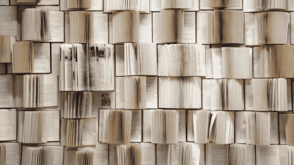 detalle de numerosos libros abiertos