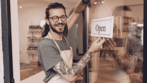 detalle de un tendero abriendo su tienda de barrio